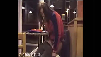 Une Fille Urine Sur Le Sol Du Restaurant Pendant La Pause